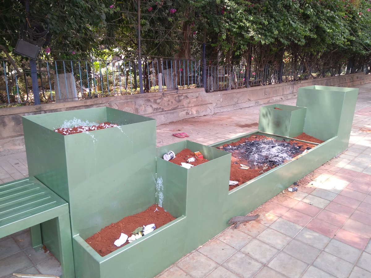 namma_hrbr's tweet photo. Good going @BBMPCOMM @BBMP_MAYOR @bbmpcommr @BBMPSWMSplComm @BBMPSWMJtComm - you spent needless money on these structures on Kammanahalli in HRBR Layout and it's become a recepticle for #waste #BBMPFail https://t.co/tdWid5TcTe