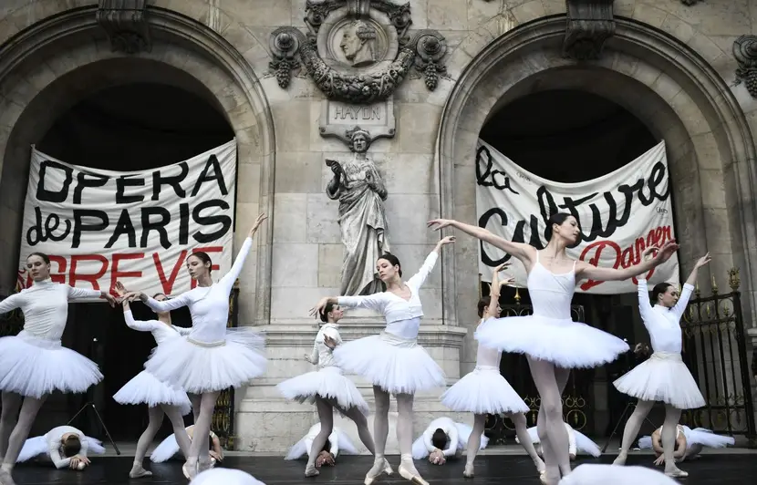 #JusquAuRetrait via @ProfToujours  

L’#OpéradeParis et la #Comédiefrançaise sont en grève depuis l'annonce du #49al3 

Il redonneront de la force à la #GreveGenerale ce dimanche 1er mars, à 17 h 30 devant le théâtre, place Colette à Paris!!!

Sibeth, même toi tu es invitée !