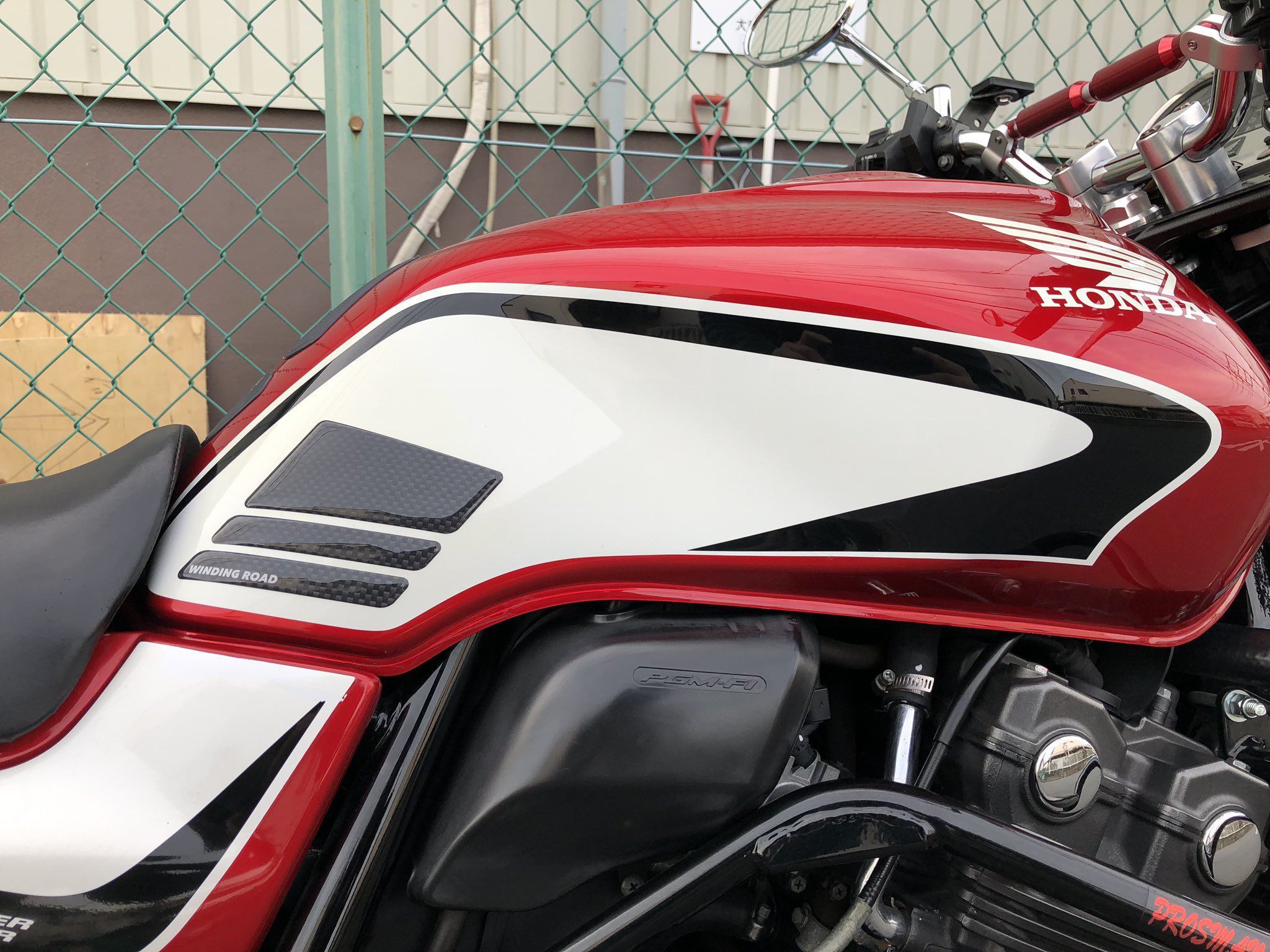 慶 タンクパッド Cb1100純正オプション とニーグリップパッド Winding Road製品 を新たに装備した よくあるギザギザしたタンクパッドは趣味じゃないのよね ニーグリップパッドはサンプル写真がcb400だったのが決め手 汎用品の割に収まりが良い 慶 タンクパッド Cb1100純正オプション とニーグリップパッド Winding Road製品 を新たに装備した よくあるギザギザしたタンクパッドは趣味じゃないのよね ニーグリップパッドはサンプル写真がcb400だったのが決め手 汎用品の割に収まりが良い