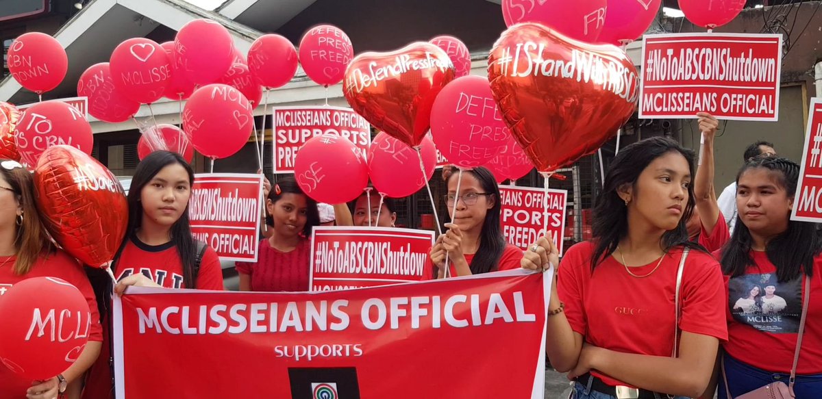 DZMMTeleRadyo's tweet photo. Nagtipon ang ilang fans ng ABS-CBN celebrities para sa 'Kapamilya Prayer Rally' sa labas ng ABS-CBN Compound, Linggo. #ABSCBNFranchise | via @arraperezDZMM https://t.co/KOVbpXi3ol