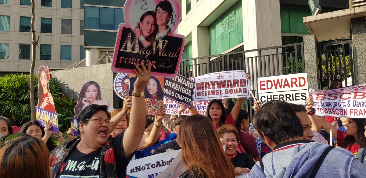 DZMMTeleRadyo's tweet photo. Nagtipon ang ilang fans ng ABS-CBN celebrities para sa 'Kapamilya Prayer Rally' sa labas ng ABS-CBN Compound, Linggo. #ABSCBNFranchise | via @arraperezDZMM https://t.co/KOVbpXi3ol