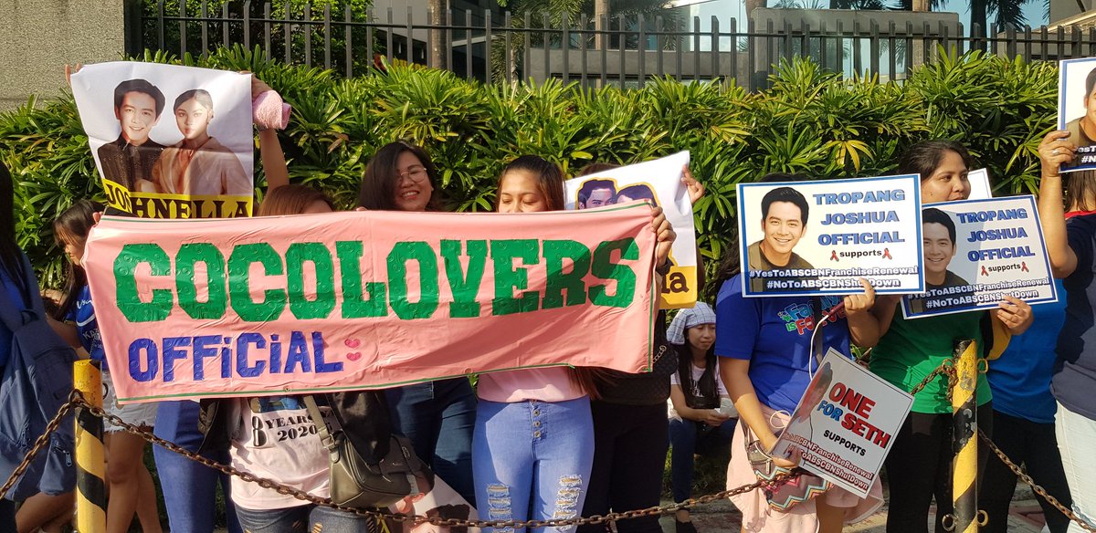 DZMMTeleRadyo's tweet photo. Nagtipon ang ilang fans ng ABS-CBN celebrities para sa 'Kapamilya Prayer Rally' sa labas ng ABS-CBN Compound, Linggo. #ABSCBNFranchise | via @arraperezDZMM https://t.co/KOVbpXi3ol