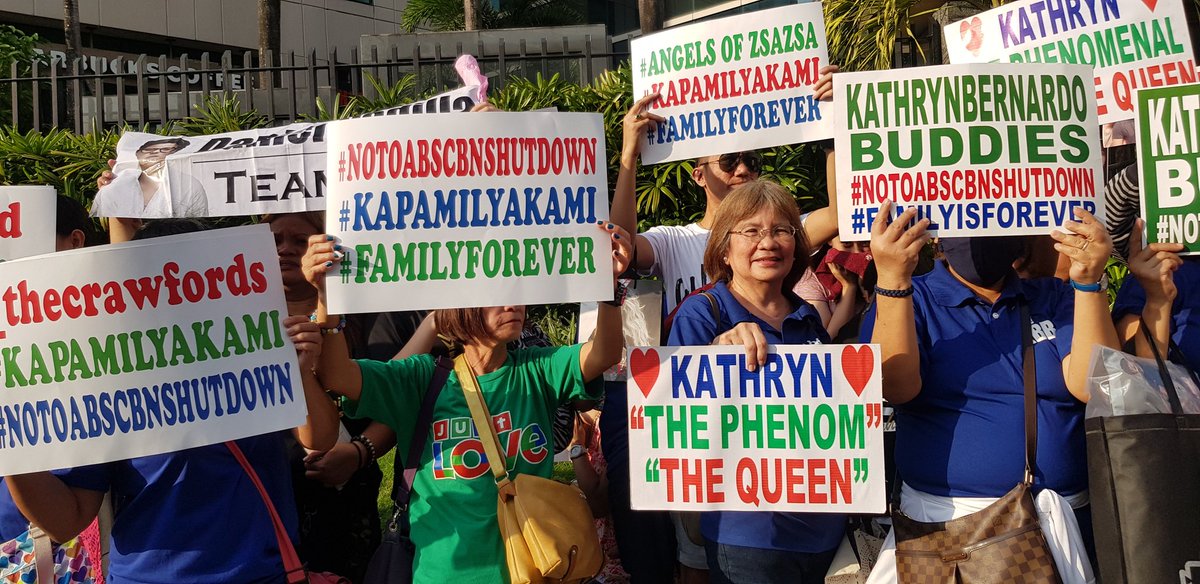 DZMMTeleRadyo's tweet photo. Nagtipon ang ilang fans ng ABS-CBN celebrities para sa 'Kapamilya Prayer Rally' sa labas ng ABS-CBN Compound, Linggo. #ABSCBNFranchise | via @arraperezDZMM https://t.co/KOVbpXi3ol
