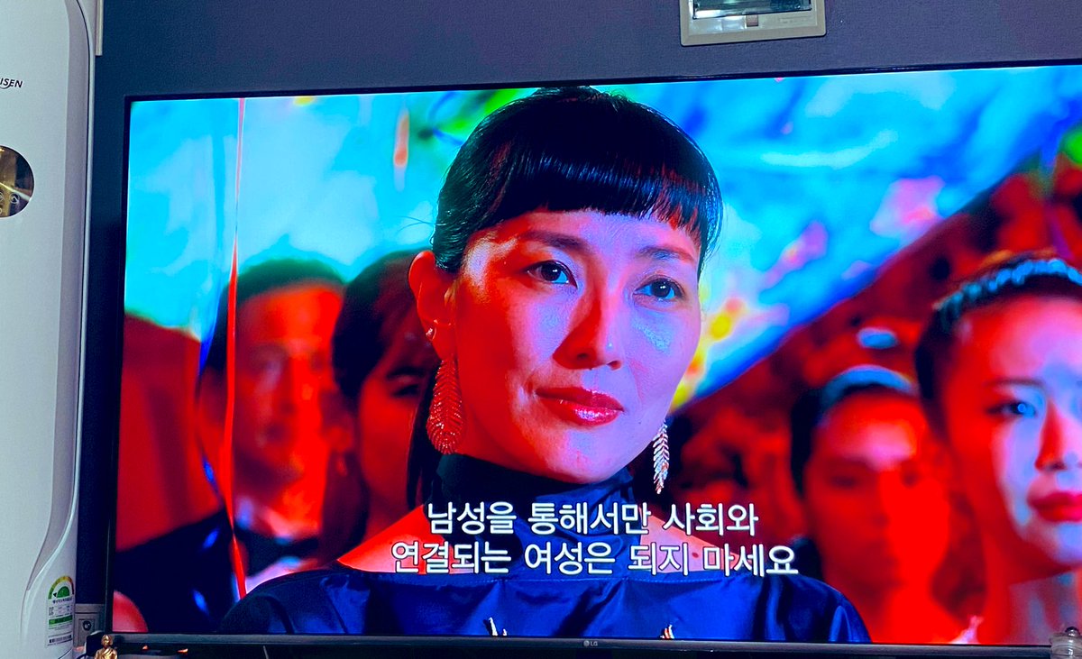 넷플릭스 일드 팔로워들. 초반은 “내래 화려한 도쿄를 보여주갔어...!”란 느낌으로 엔터업계, 인플루언서 얘기가 주구장창 이어질 것 같았지만...