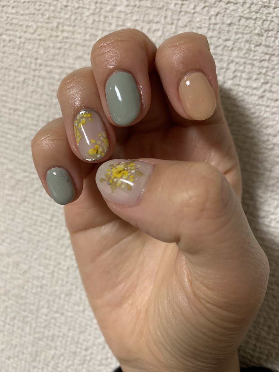 りり Naoko ୭ ˈ 風邪引いて行けなかったネイルに ようやく行けた ガラスの靴で踊るミモザネイル ミントグリーンを添えて ネイル ジェルネイル ミントグリーン ミモザ ミモザネイル 押し花