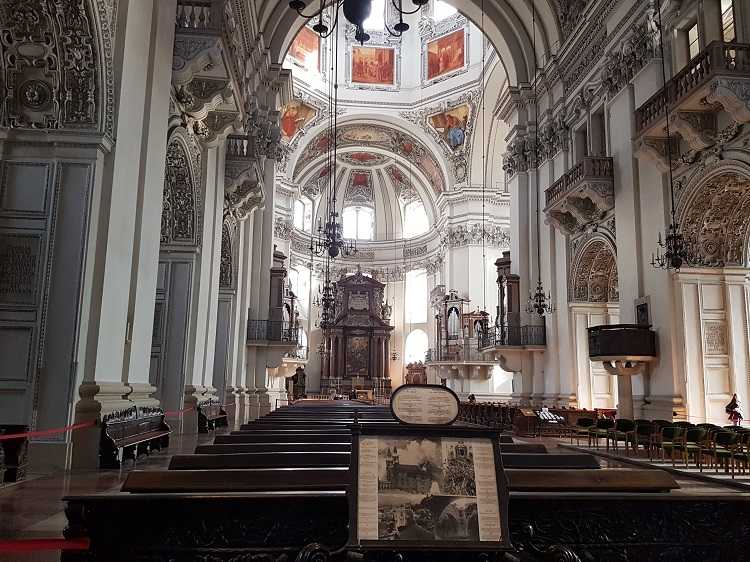 Things to do in Salzburg #2: visit the richly decorated baroque cathedral. It's also full of nice places where to have lunch or cake nearby! My blogpost about how to spend a weekend in Salzburg: leapintoadventure.com/a-weekend-in-s… #Travelblog #traveltribe