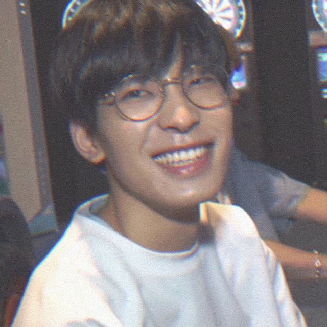 kopijeons's tweet photo. IF ONLY HE KNEW
  — meanie au —

nagsimula na namang magwala ang puso ni wonwoo nang maramdaman niya ang init ng yakap ni mingyu mula sa kanyang likod.

“shh. nasa likod natin si minghao.”

at doon na niya naalala na ginagawa lang yon ni mingyu para mapagselos si minghao. https://t.co/8kk4rpkp2v