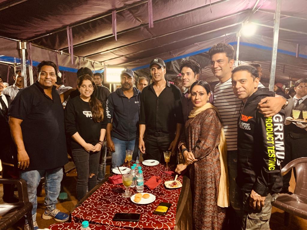 Wrapped up #LaxmmiBomb yesterday and celebrated with this amazing team!

@akshaykumar @advani_kiara @Shabinaa_Ent @offl_Lawrence @tusshark89 @SharadK7 #GaneshAcharya #AshwiniKalsekar #ManurishiChaddha @foxstarhindi #CapeofGoodFilms