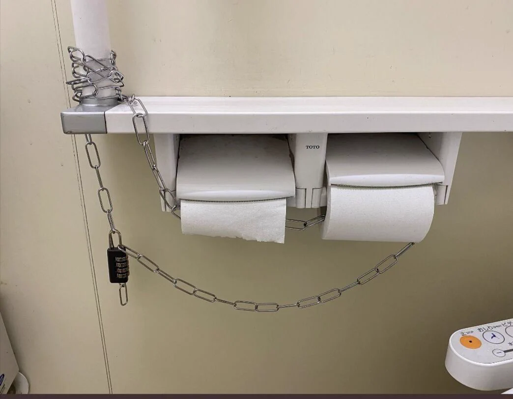 トイレットペーパーを盗難から守るために施された驚きの方法が話題