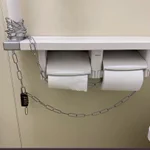 トイレットペーパーを盗難から守るために施された驚きの方法が話題