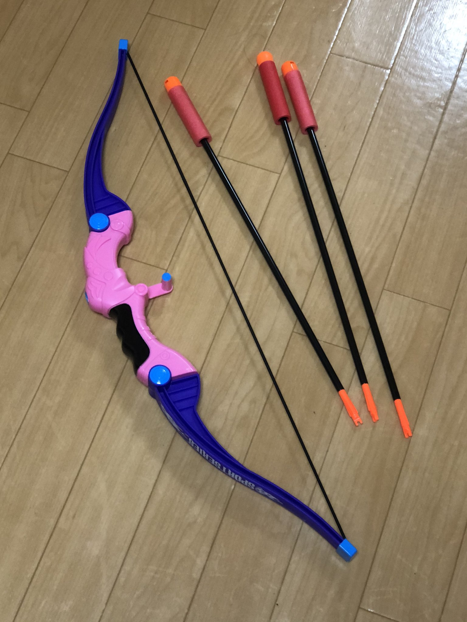 Twitter 上的 ヒビキ ダイソーのアーチェリー 利点 ガイドが付いてるので誰が射っても弾道が安定する 利点 弾ききる位置が決まるので大人も子供も同じ威力で射ることが出来る 利点 300円と安いので子供のお小遣いでも買える 誰でもセレーネアローが射てちゃう