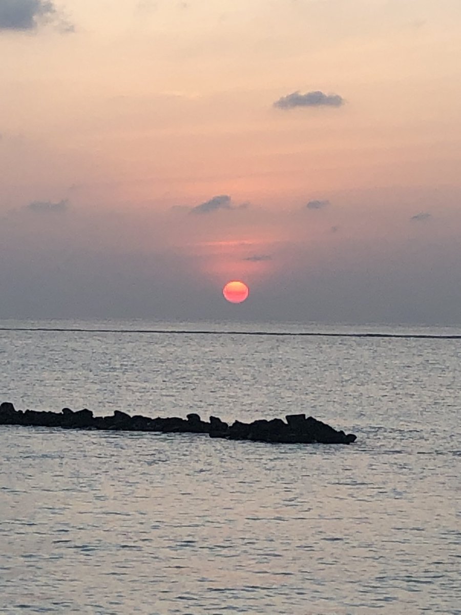 bevshotton's tweet photo. Sunset @youandmemaldive https://t.co/YHxzJDh4Wk