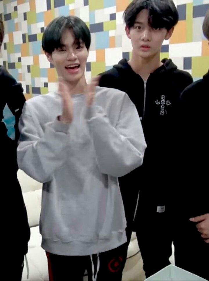 Wanna One tweet media