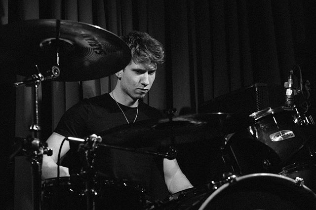 HiddenHouseUK's tweet photo. Callum - Rhythm Designer. The off beat funkadelic pulse of the band. Serious drummer face.

3/4 🥁

#indiefunk #edinburghmusicscene #glasgowmusicscene #drummer #funkadelic #thepocket #grooves #scotlandmusic #edinburgh #glasgow #mapexdrums #sabian #vicfirth https://t.co/Z4QGKFOVyN