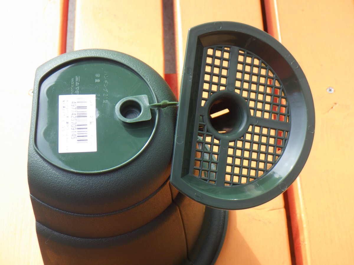 メタボルタ 2年目家庭菜園に先駆けて１００均で壁掛けのミニプランターとｓ字フックを購入してみたり 中敷きがあるので底石不要なのと栓があるので水やりの調整ができるっぽい ミニひまわり用になる予定 １００円均一 セリア プランター