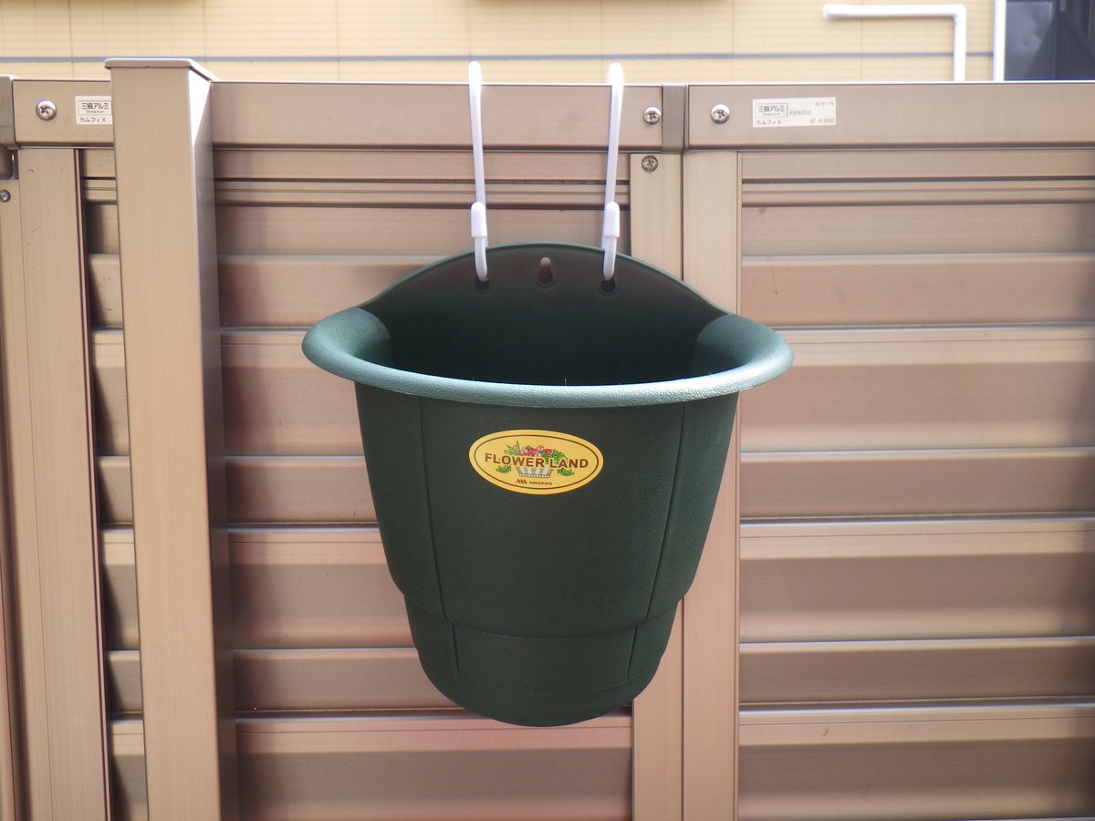 メタボルタ 2年目家庭菜園に先駆けて１００均で壁掛けのミニプランターとｓ字フックを購入してみたり 中敷きがあるので底石不要なのと栓があるので水やりの調整ができるっぽい ミニひまわり用になる予定 １００円均一 セリア プランター