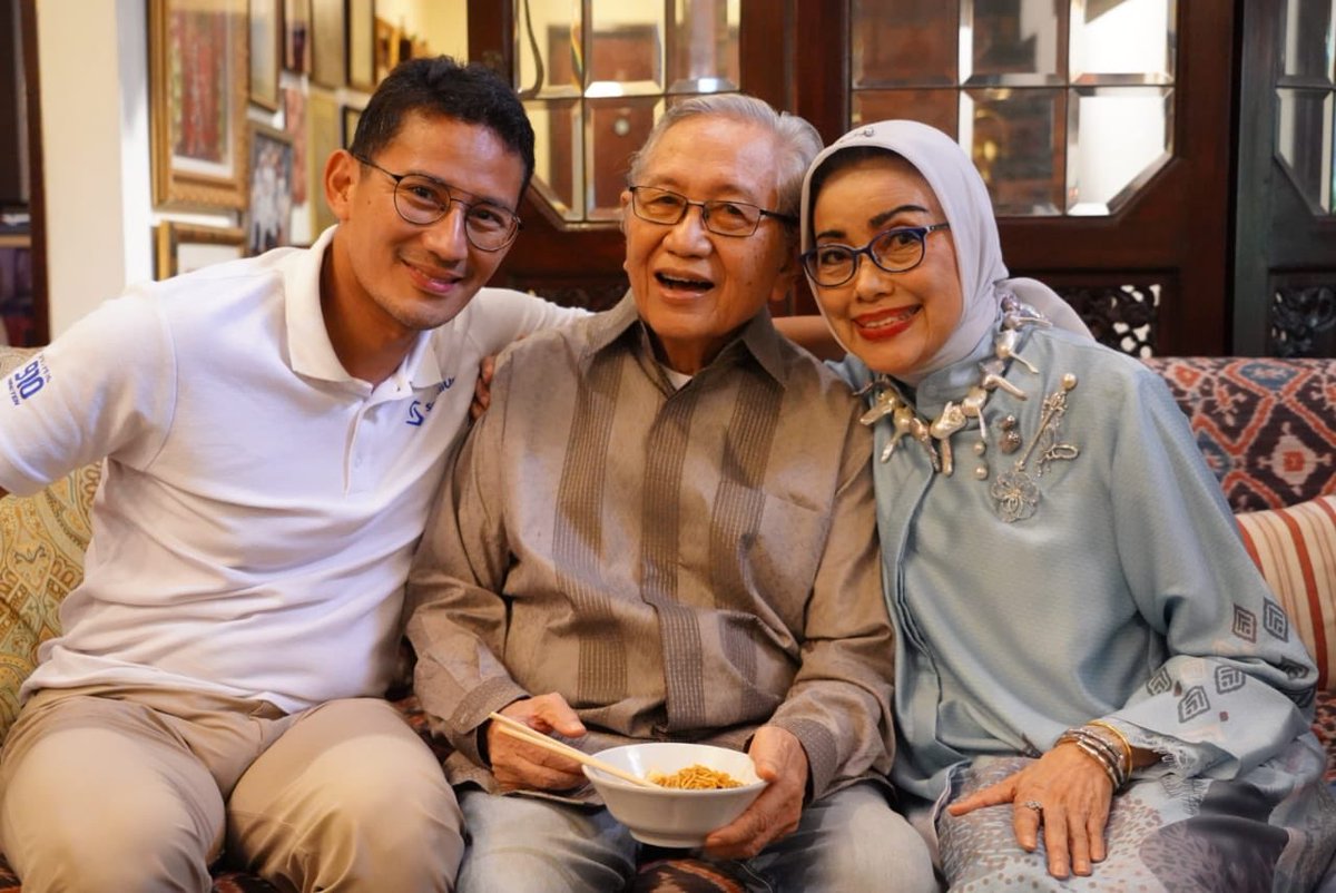 sandiuno's tweet photo. Guys, hari ini Ayah saya atau biasa saya panggil Waba’ berulang tahun yang ke-84. Alhamdulillah masih fit, bugar, dan sehat walafiat. Doanya ya guys untuk Kakek Online.. https://t.co/rVznPWhHHS