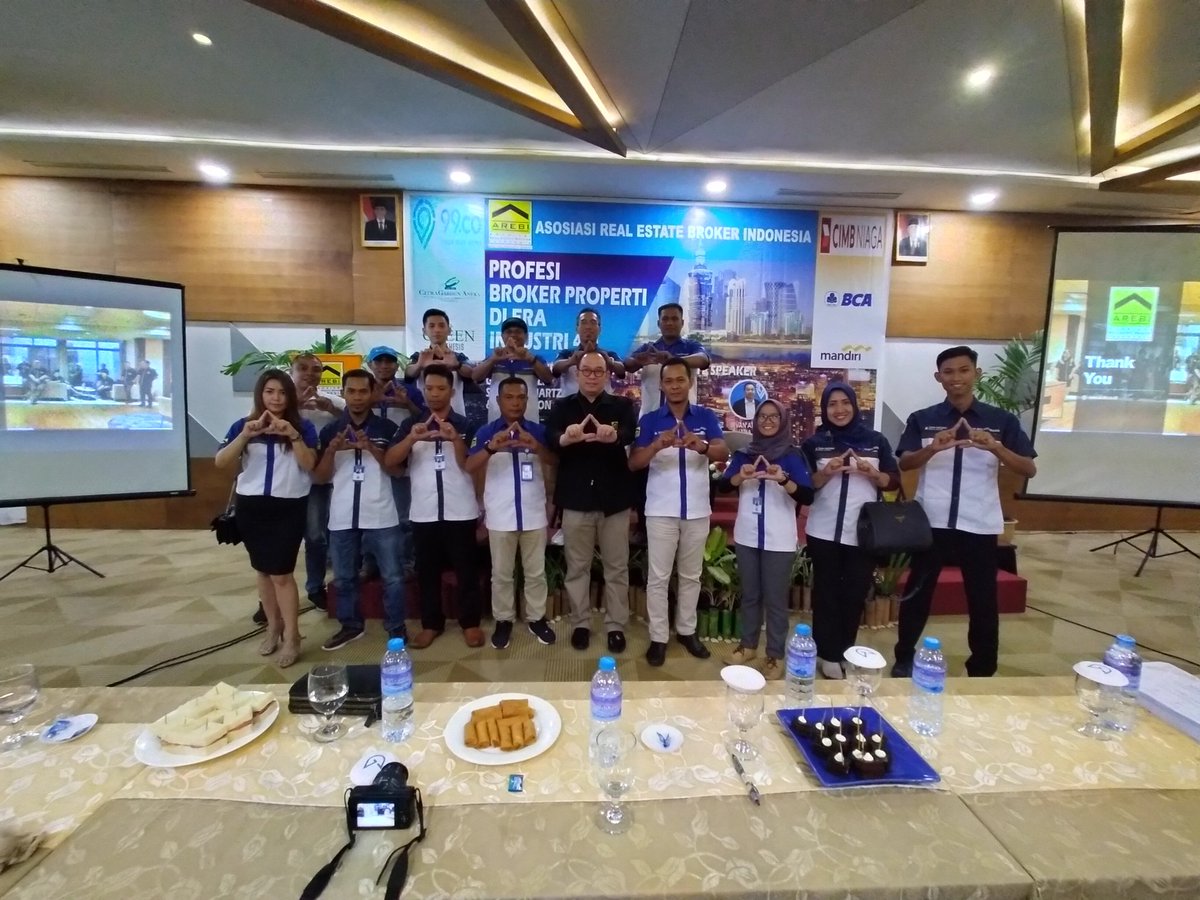 griyapontianak's tweet photo. Member broker Griya Pontianak Real Estate siap memasuki industri digital 4.0
#industridigital4titiknol #arebi #brokerproperti #seminarproperti https://t.co/A9DuZ3bdqP