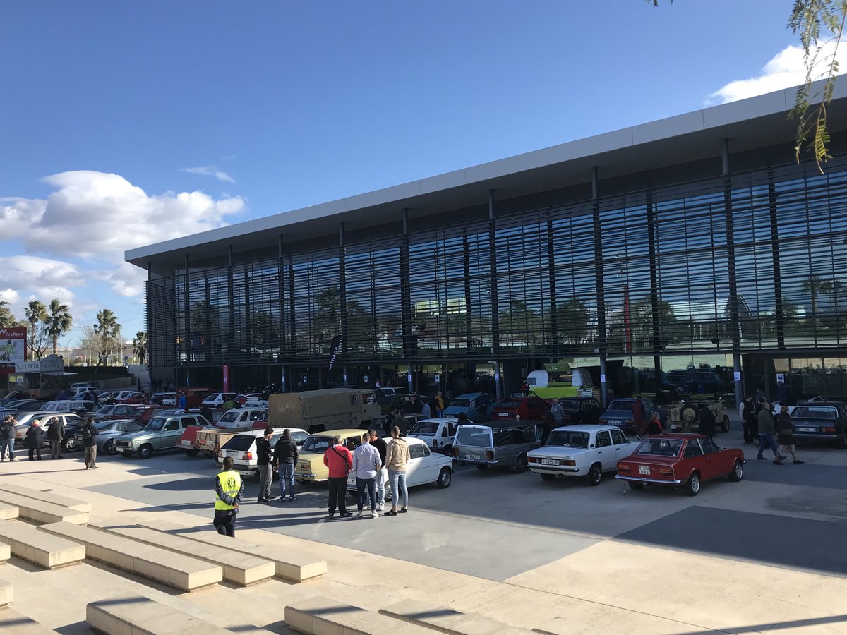 firaReusEvents's tweet photo. Obre portes la 2a i darrera jornada d’#Epocauto. Avui podreu visitar el Saló de vehicles clàssics de 10 a 15 hores. No us ho perdeu! #motor #Ferrari #fires #Reus https://t.co/6o0kHF7a4k