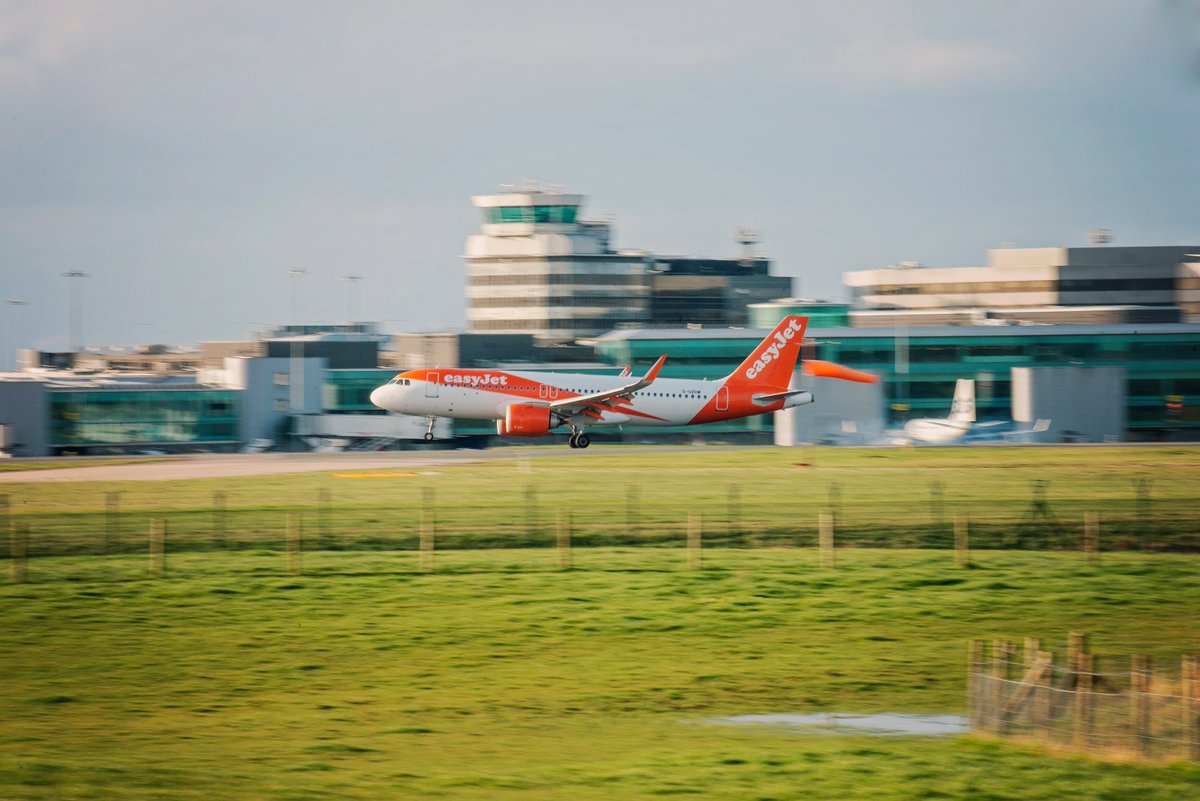Touchdown... <a href="/manairport/">Manchester Airport</a>. An <a href="/easyJet/">easyJet</a> <a href="/Airbus/">Airbus</a> A319 decelerating after touchdown. #SundayFunday #avgeeks