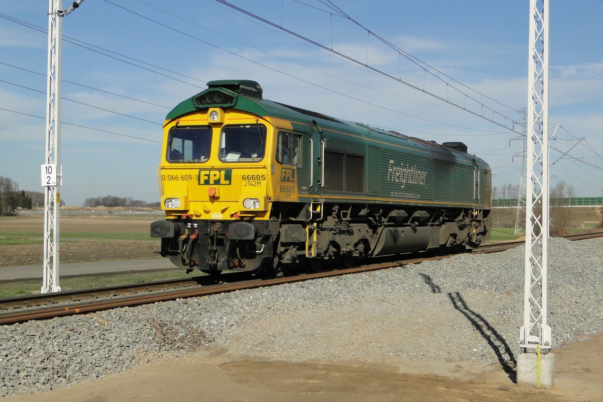 tomkisielek's tweet photo. Dzisiaj na #LK14 pozowała mi taka oto lokomotywa - #JT42M. Jest użytkowana przez firmę #FreightlinerPL, która zajmuje się przewozami towarów w Polsce i krajach ościennych. https://t.co/iNu6BkaSl7