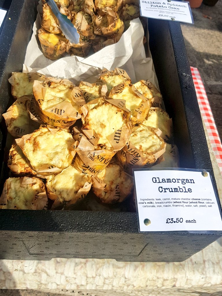 EmmaWilliamsBM's tweet photo. Dydd Gwyl Dewi Hapus 🏴󠁧󠁢󠁷󠁬󠁳󠁿 enjoyed this Glamorgan Crumble today from @TheParsnipship at the  @BoneYardCardiff market  #shoplocal #leeks #StDavidsDay https://t.co/8WOnl3okIr