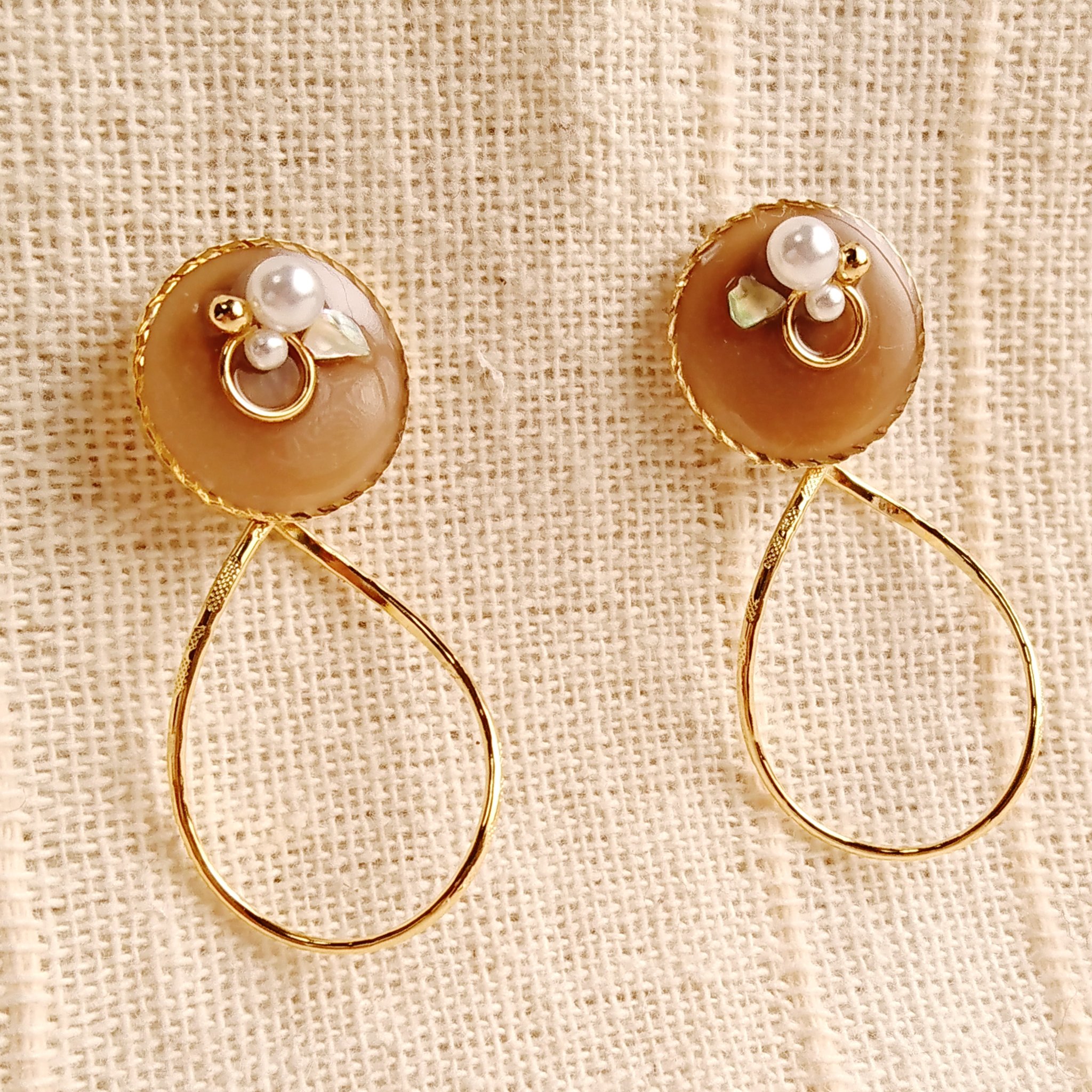 もりもと まきこ キャラメルベージュ ゴールドひねりパーツゆらゆらピアスを作りました 作り方動画を公開しております T Co Khfk3xuja1 ハンドメイド ハンドメイドアクセサリー アクセサリー イヤリング ピアス レジン シリコンモールド