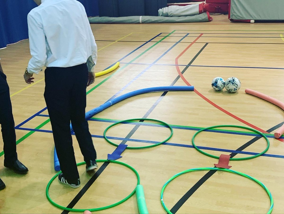 MissLeePE's tweet photo. GCSE PE 💡

An innovative and creative practical based theory lesson. Working in teams to make a CV system - walk and talk it through, present to peers, describe the key components and the pathway of blood!

Engaging, a deeper level of understanding

#GCSEPE #edexcel #CVsystem https://t.co/rNe6nBUjvW