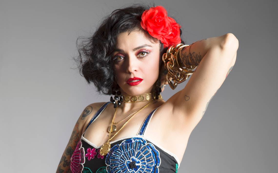 luisa_bermdez's tweet photo. Hasta @monlaferte estuvo anoche en el show #GraciasTotales en Bogotá, pero no estuvieron los #RollingRuanas... 🙄
*Mención especial a quienes produjeron esta foto: maquillaje, peinado y accesorios. 😮📸 (La china en estado natural // topless, es otra cosa). ☺️ https://t.co/c02ShG0Q22