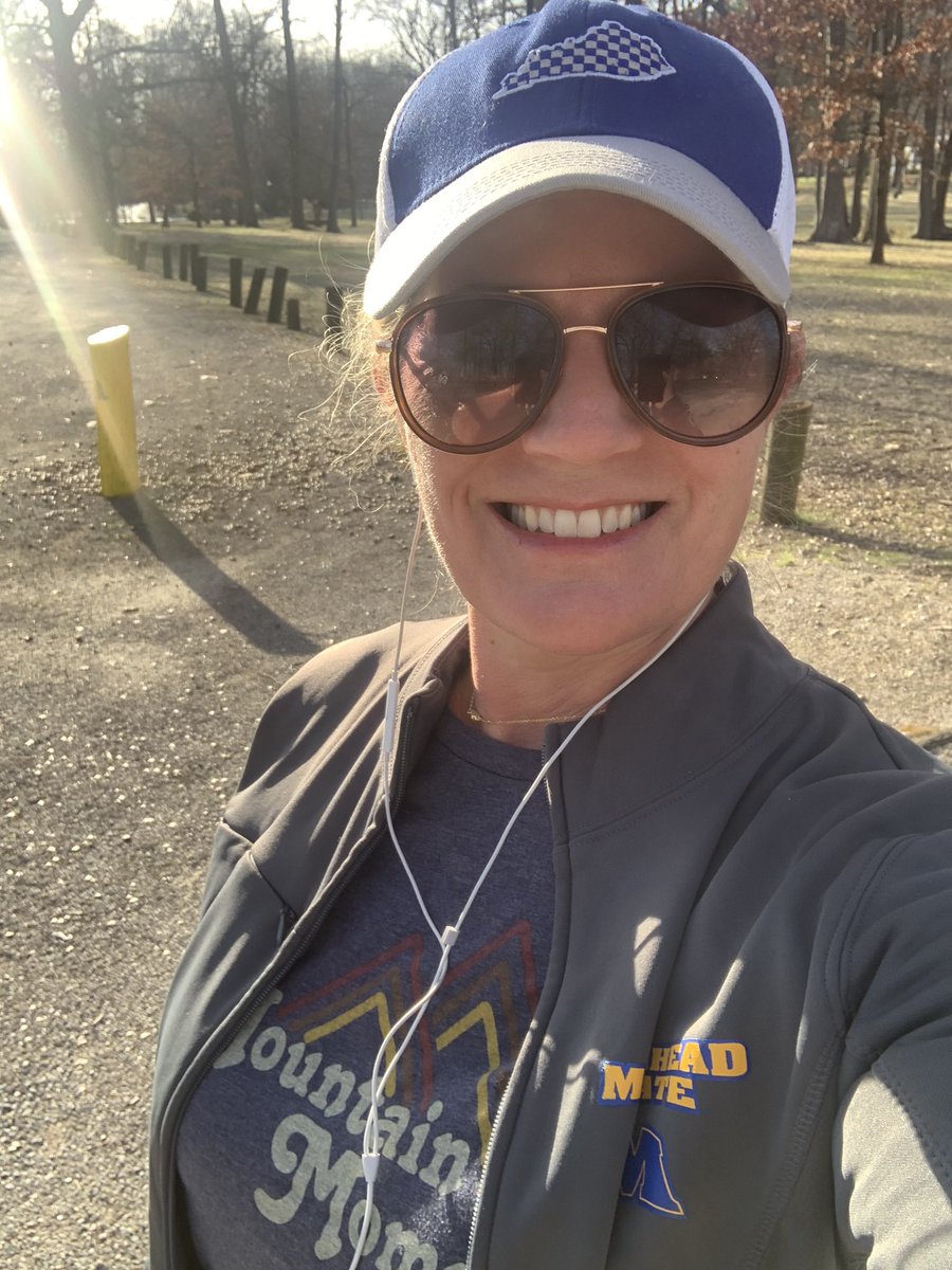 AliciaMParker1's tweet photo. Cue Country Roads...and the sunshine 💛💙 Done with my last long run before the half. #MountainMomma @nfoutfitters #MadefortheJourney #shoplocal https://t.co/JaZ5uzvM4b