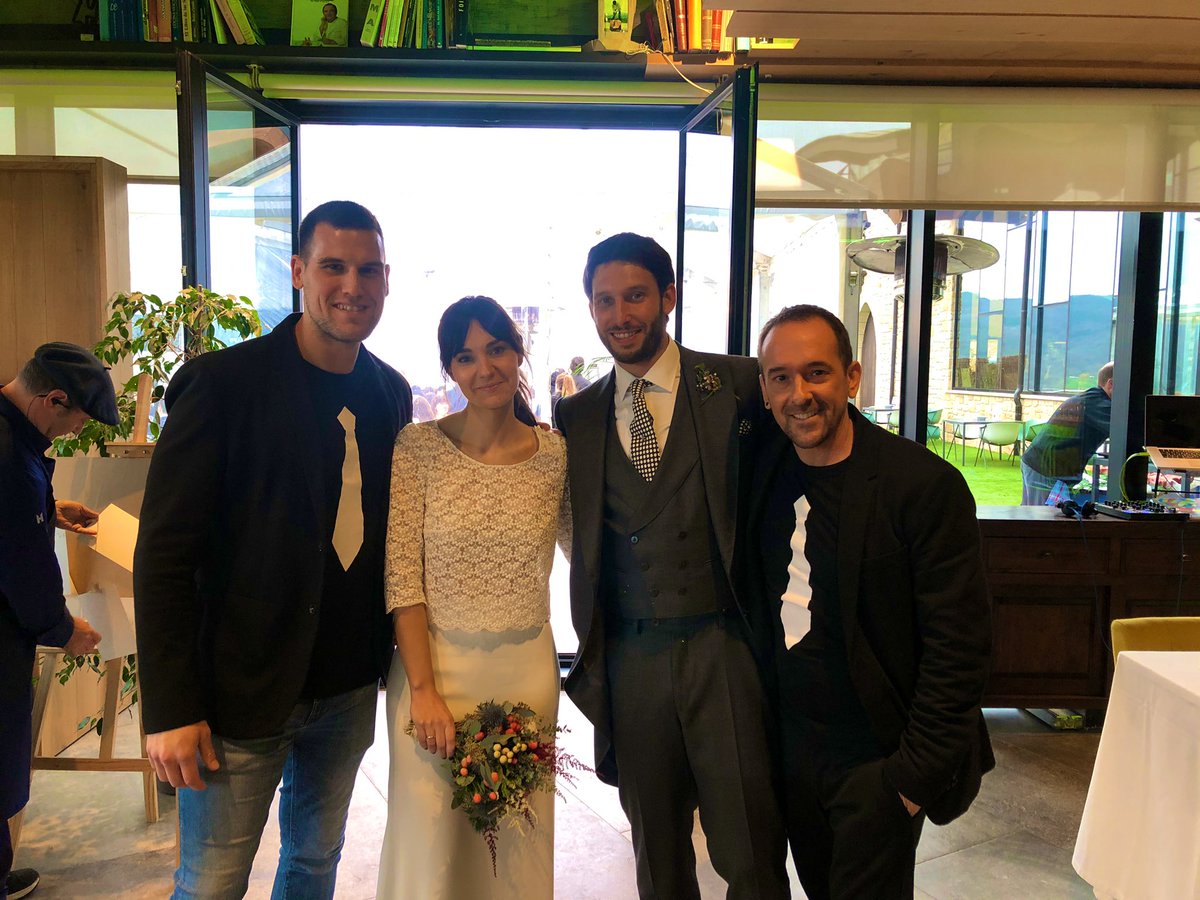 jontirapu's tweet photo. #ezkontza #goldendjs 🌐 #boda 💐 Arkaitz🔗Maialen #zorionak https://t.co/TA7Ycw8AAd