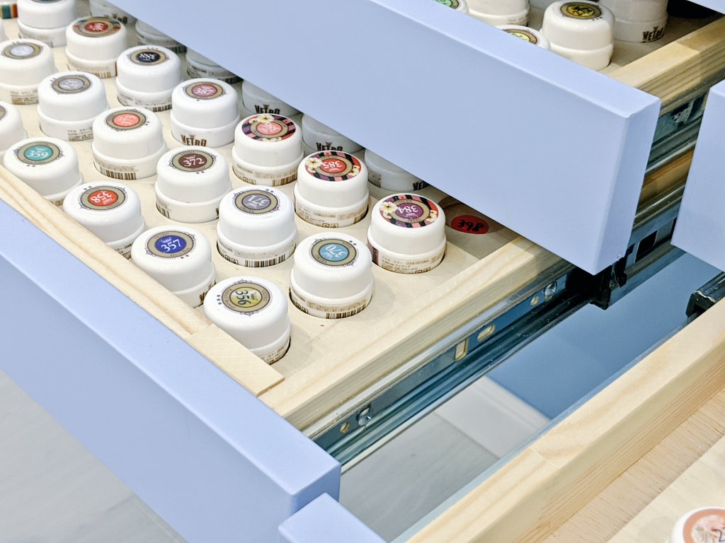 Design プラスone در توییتر ネイルサロン収納家具1段で約ジェルが100個収納できます オーダーで約円 これは Diyは少し難しいですよ ネイルサロン 引出し オーダー家具