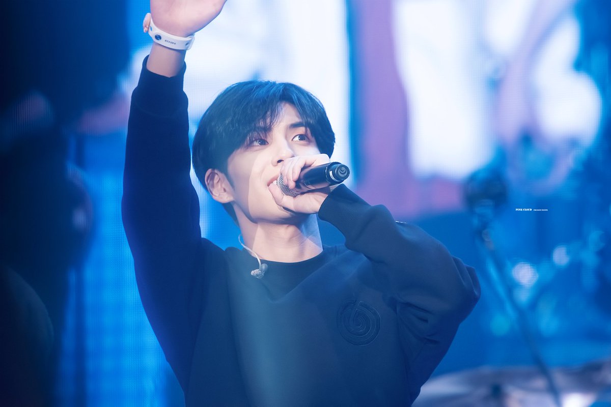 pink_cloud94's tweet photo. 눈부신 너를 그리고 있어
#데이식스 #DAY6 #원필 #wonpil https://t.co/2ScUQdNnP3
