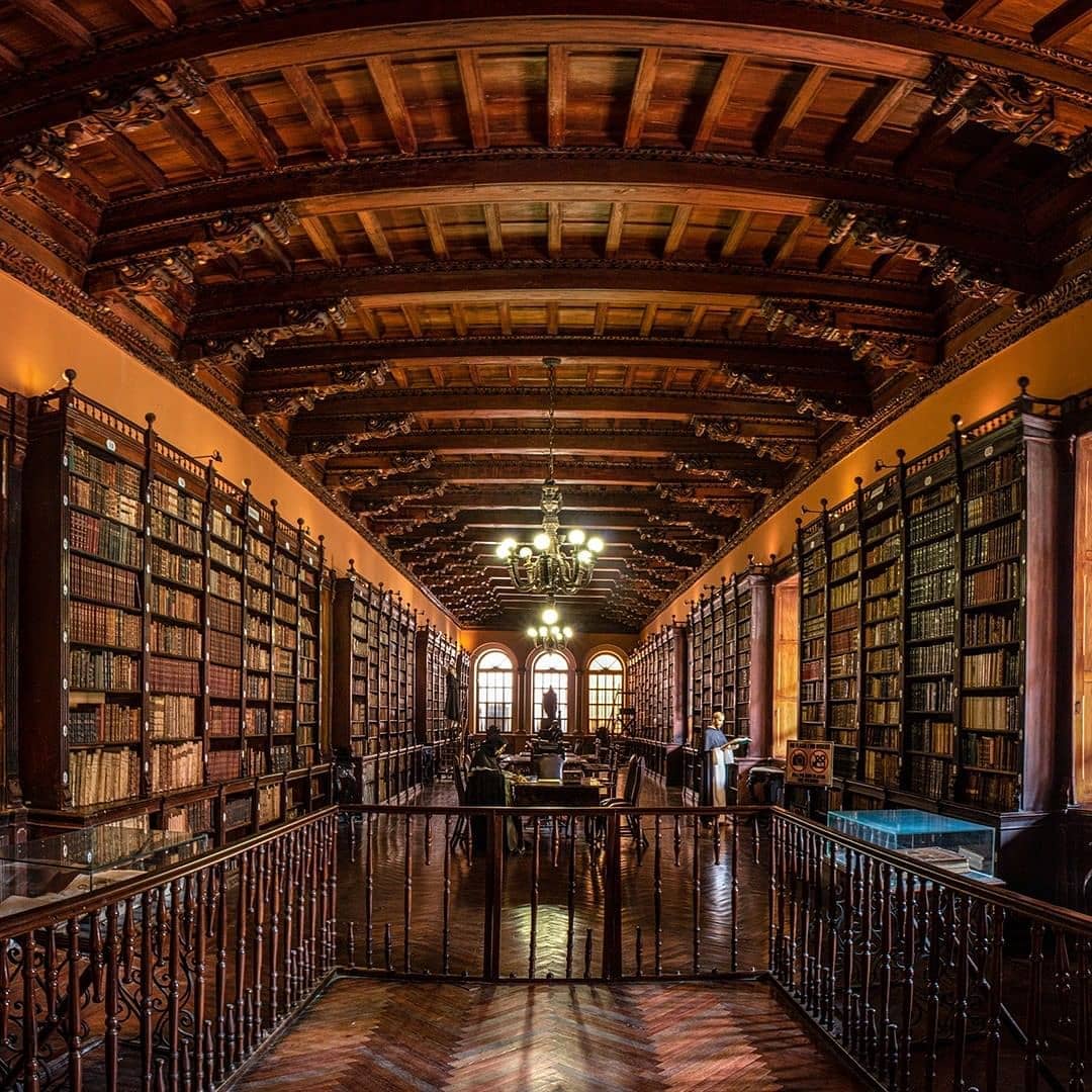 StrawberryTours's tweet photo. 🇵🇪Lima has hidden gems that preserve the past in a fascinating way. The Santo Domingo Convent Museum holds over 5 centuries of history in 25,000 volumes 🍓Mesmerizing!
.
.
.
#StrawberryTours #StrawberryToursLima #disruptingtheindustry #creativefreetours #responsibletravel #Lima https://t.co/QBDjTOmvqm