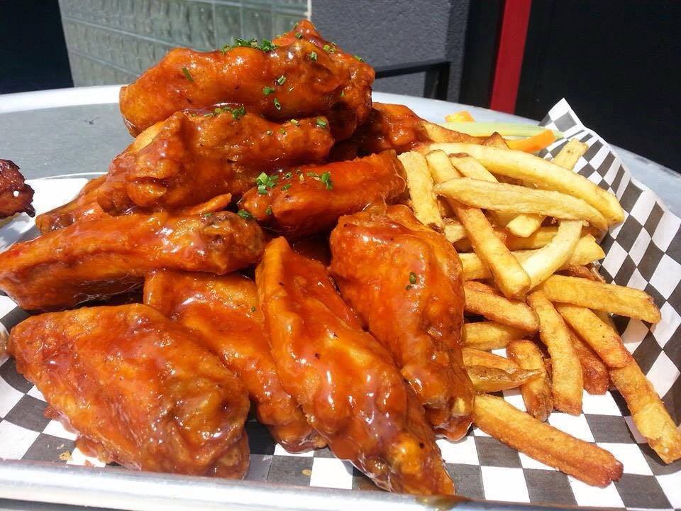 Manchester_Buzz's tweet photo. Happy Sunday!
We have 2-for-1 Wings all day! Get TWO POUNDS of our delicious Jumbo Wings for $15.99, with house cut fries!
$6 Caesars!
$5 Steam Whistle tallboys! 
Carabao Cup final @ 11:30am between Aston Villa and Manchester City!
Raptors vs Nuggets @ 6pm!
See you here! https://t.co/aOKxLBqiCk