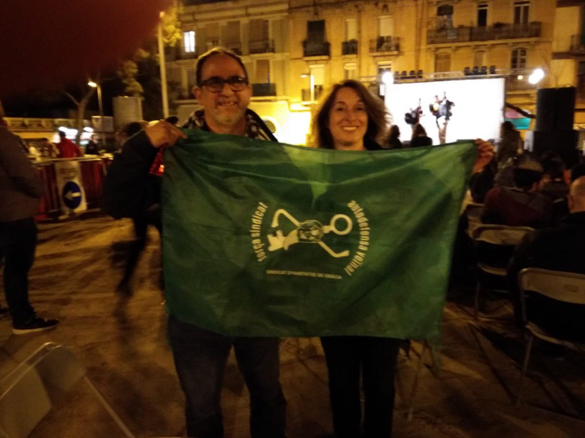 PAH_BCN's tweet photo. Imposible no emocionarse...
Tantas y tantas siguiendo un camino emprendido hace 11 años por un puñado de chicas...
¿Diferencias? Sí. ¿Colores? También. 
ESPERAR, DESEAR Y LUCHAR para que...
"Ni gente sin casas ni casas sin gente" 
💚💜❤️💙💛🧡🤍🤎💪 https://t.co/pdW1RfRS9a