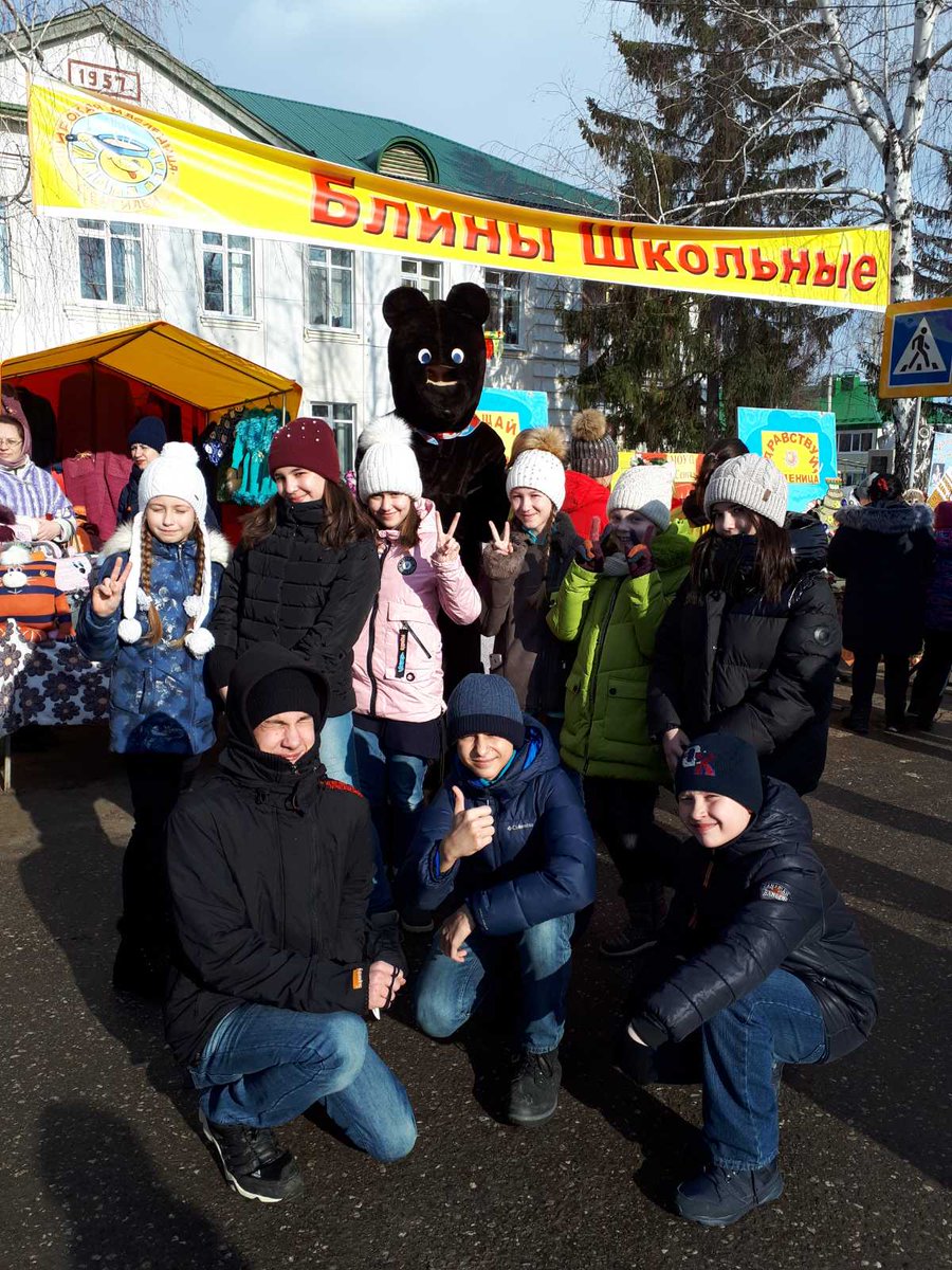 01.03.2020г.   на территории ЦРТДиЮ им.А.Матросова прошла Масленица. Жители и гости города проводили Зимушку, встретили Весну, поели блинов, поиграли со Скоморохом, тянули канат, забивали гвозди и конечно сожгли чучело.