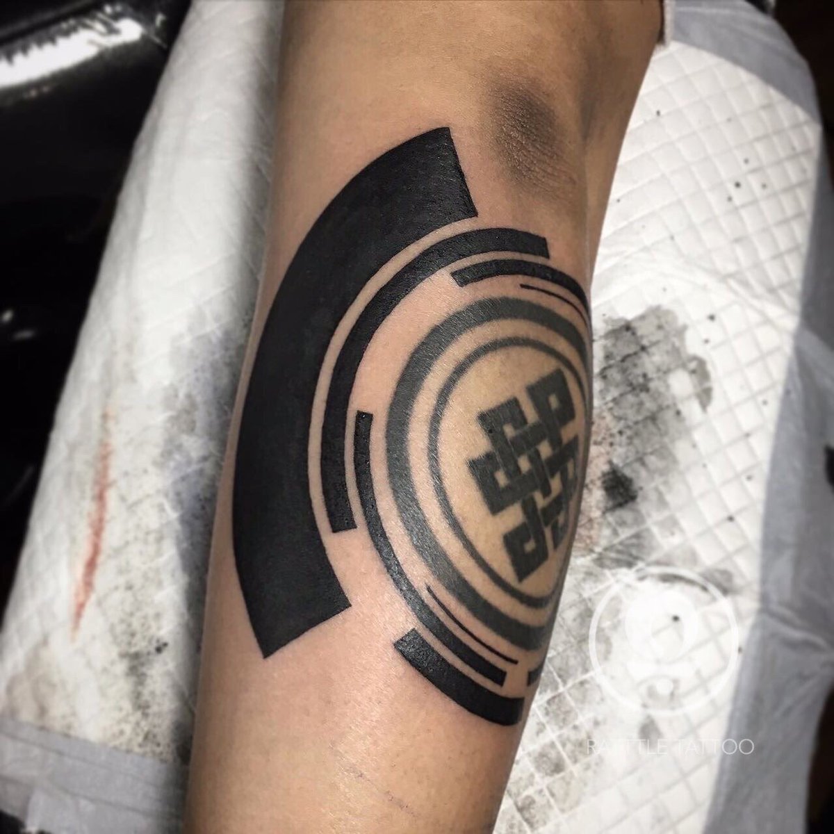 RattleTattoo's tweet photo. เพิ่มเติมจากงานเก่า 👉🏻 
(Customer brings us the unknown original design. Thank you for the originals.)

Work done by Fang @rattletattoo_fang
  #linetattoo #inktattoo #tattoos https://t.co/K7Fe5nDBjf