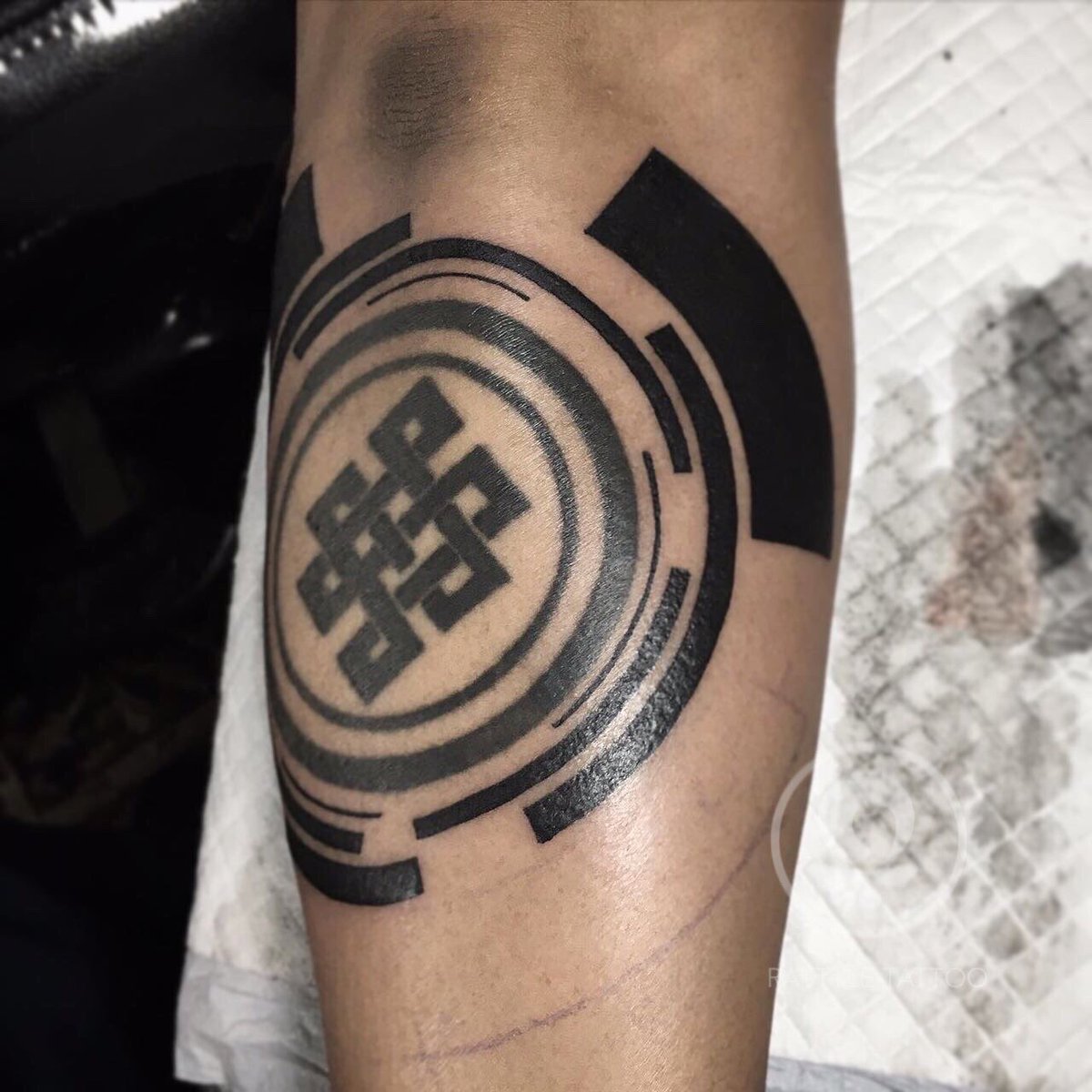 RattleTattoo's tweet photo. เพิ่มเติมจากงานเก่า 👉🏻 
(Customer brings us the unknown original design. Thank you for the originals.)

Work done by Fang @rattletattoo_fang
  #linetattoo #inktattoo #tattoos https://t.co/K7Fe5nDBjf