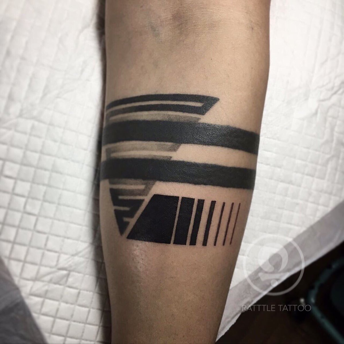 RattleTattoo's tweet photo. เพิ่มเติมจากงานเก่า 👉🏻 
(Customer brings us the unknown original design. Thank you for the originals.)

Work done by Fang @rattletattoo_fang
  #linetattoo #inktattoo #tattoos https://t.co/K7Fe5nDBjf