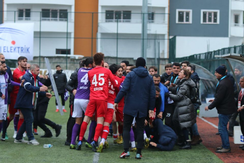 Artvin Hopaspor maçında saha içinde ve saha dışında  kulübümüze saldırılar olmuştur. Konu ile alakalı resmi hesaplarımızdan kamuoyu açıklaması yayınlayacağız. #Silivrispor