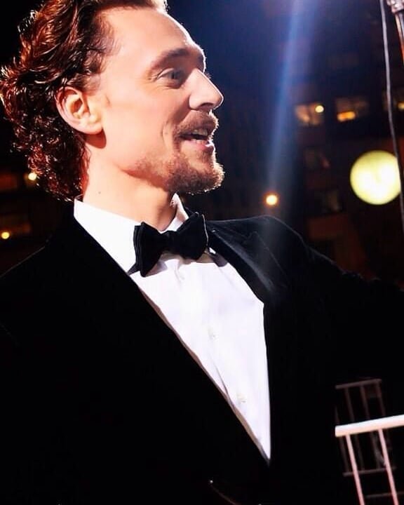 hiddlesblue's tweet photo. @HiddlesDoctor @binestom #CurlySunday #TomHiddleston https://t.co/4zAPJFNFlQ