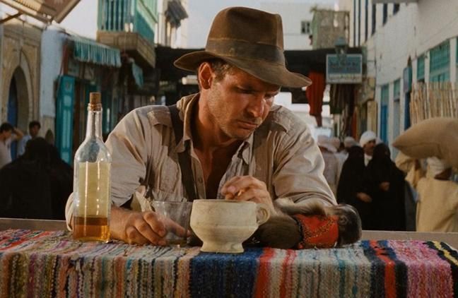 Harrison Ford en una pausa del rodaje de "Indiana Jones en busca del arca pérdida" en Túnez (1981) 🎥