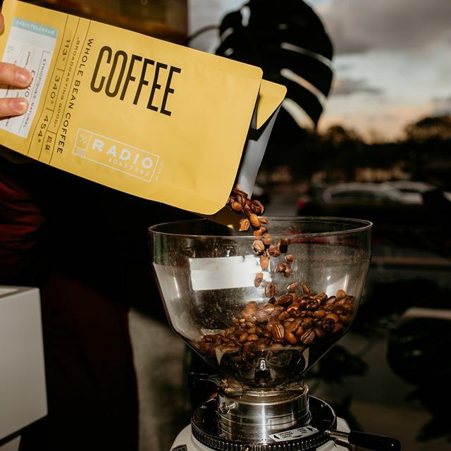 radioroasters's tweet photo. Single-origin vs. blend for espresso || what's your pick?
∙
∙
∙
#singleorigin #specialtycoffee #roaster #atlanta #atl #decatur #avondaleestates #georgia #weloveatl #yourdekalbfarmersmarket #openroastery #coffee #southernliving #coffeeshopcorn… https://t.co/Ggh23F8jZe https://t.co/BtjfaeZhIx