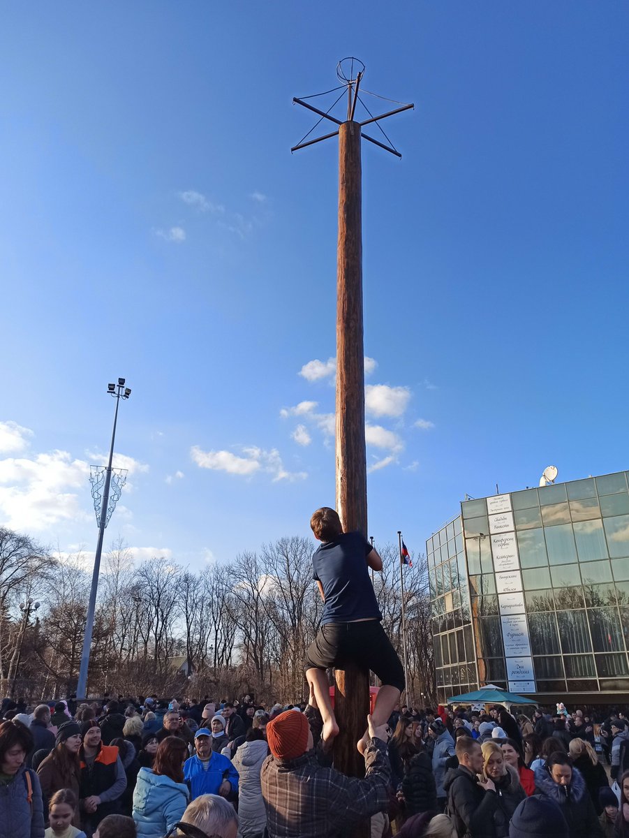 DonbassSegodnya's tweet photo. Тем временем, в Донецке в парке Щербакова вовсю проходят гуляния в честь Масленицы https://t.co/anMiJhaznz