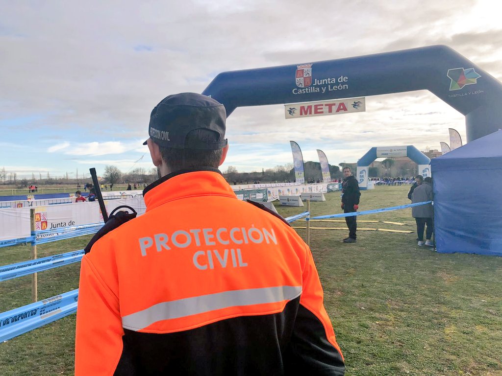 112cyl's tweet photo. Hoy, hay más de 2.000 personas, más de 2.000 voluntarios que visten de naranja, están de enhorabuena. ¿Sabes por qué? Porque hoy es el #DiaInternacionalProtecciónCivil 👏👏 La foto es de @apcvalladolid https://t.co/7A43PRQEg2