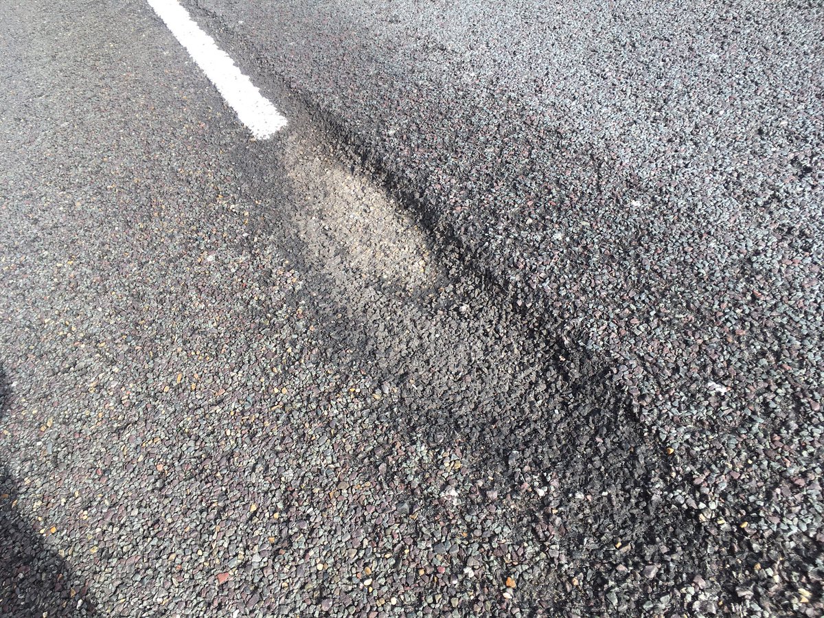 gwoonArthur's tweet photo. De parallelbaan op de #A16 19,2y is in opdracht tijdelijk afgesloten met ouwe #gabbert en #botspiloot @jerommeke67. Bij #Kralingen afrit 26 wordt het #verkeer via de af en toerit geleid. #gatinwegdek https://t.co/LDodObooht