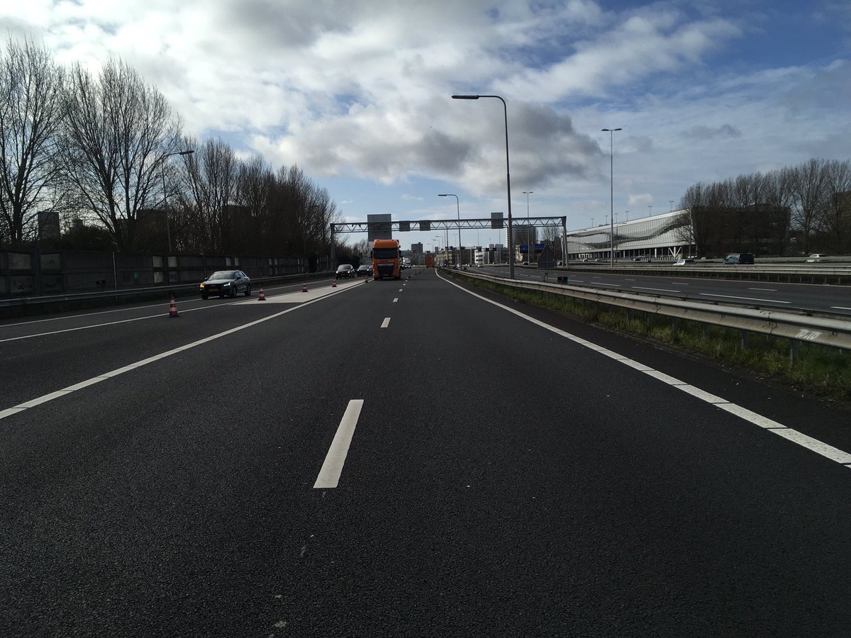 gwoonArthur's tweet photo. De parallelbaan op de #A16 19,2y is in opdracht tijdelijk afgesloten met ouwe #gabbert en #botspiloot @jerommeke67. Bij #Kralingen afrit 26 wordt het #verkeer via de af en toerit geleid. #gatinwegdek https://t.co/LDodObooht