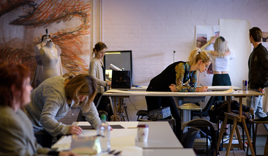 CassShortCourse's tweet image. No plans for the #weekend ? How about waking up your #Creative side?
We have a wide range of diverse courses that will get your creative fluids running💥🧶🖌️🖍️🔨🎻🪑📷🧵
👉bit.ly/2IecRLn
#weaving #furniture making #photography #illustration #guitar making @TheCassArt