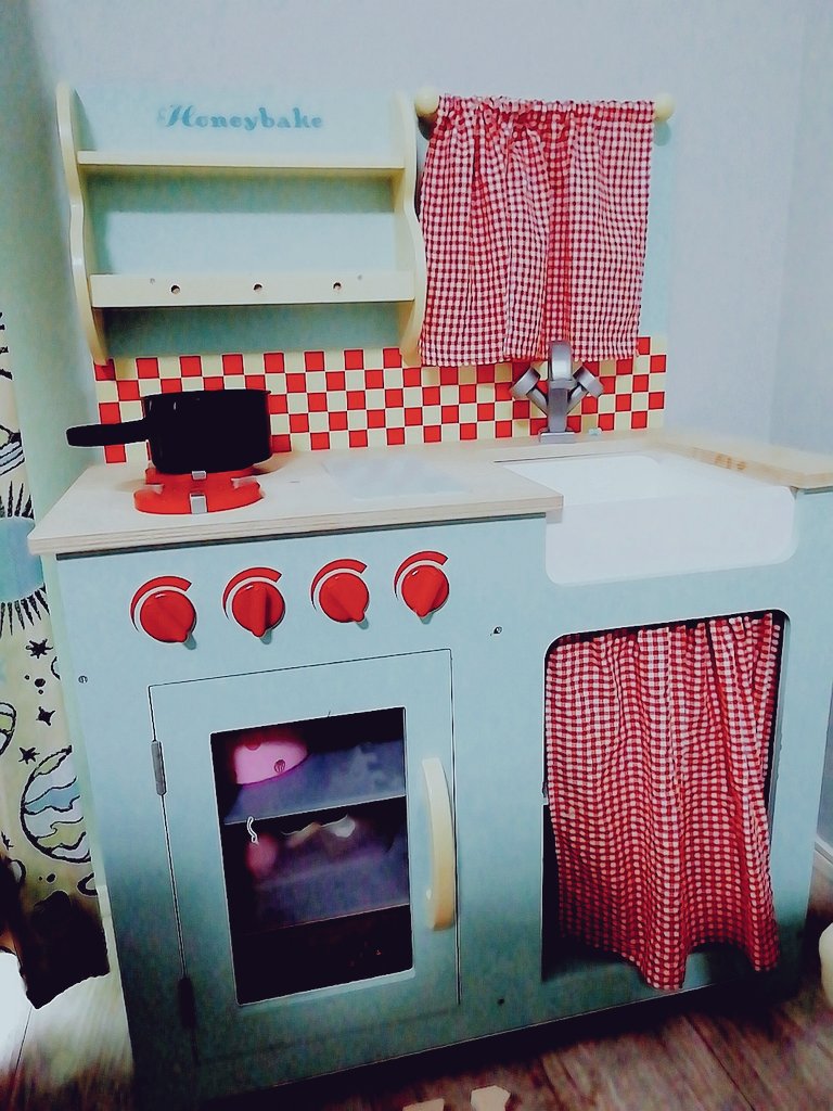 京ささら Auf Twitter ブルーグリーンの壁紙は横浜の異人館見に行ったとき 部屋に絶対こういう色取り入れたいって思った で 壁紙選びのときすっごいネット検索しまくったけど みんな白いリビングが多くて せいぜいキッチンにアクセントクロス 全面カラークロスは